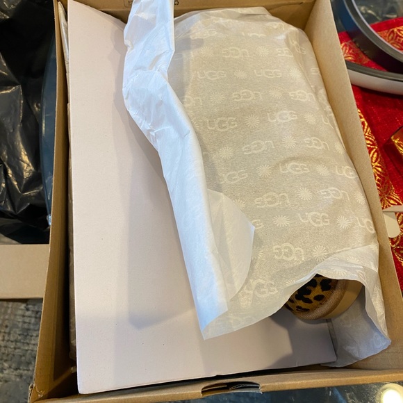 BNIB Authentic Ugg Woman’s Ultra Mini Leopard Boots - Picture 9 of 16